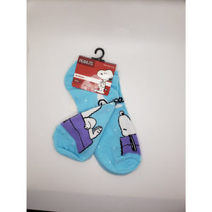 Peanuts Snoopy on dog house blue ankle no show socks